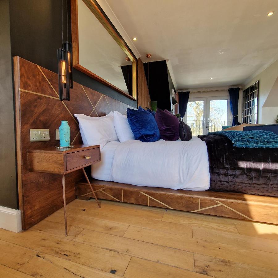 New Amazing The Black Wolf Suite The Grumpy Schnauzer B&B Airdrie Exterior photo
