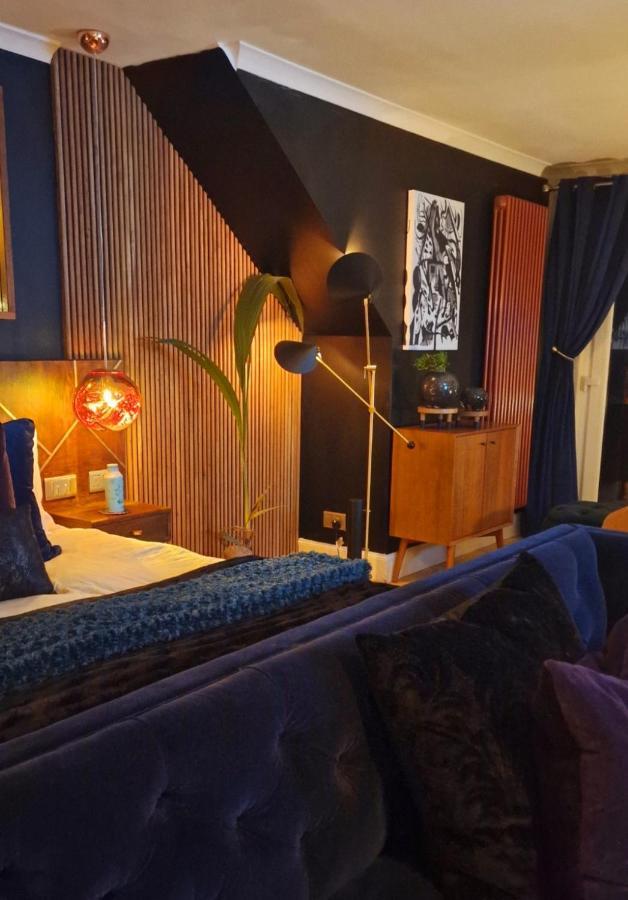 New Amazing The Black Wolf Suite The Grumpy Schnauzer B&B Airdrie Exterior photo